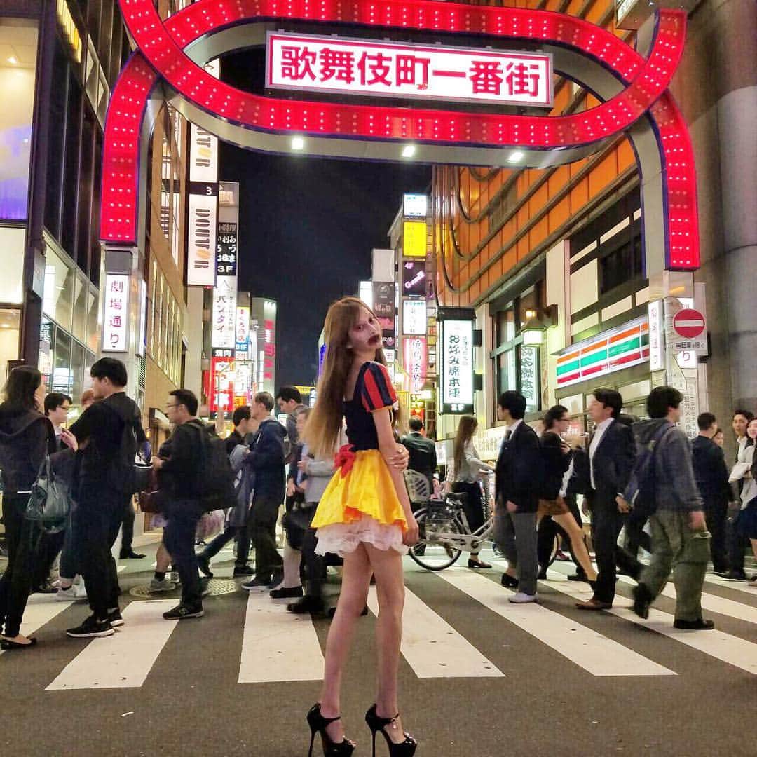 愛沢えみりさんのインスタグラム写真 - (愛沢えみりInstagram)「この写真ウケる😂💦💦💦こわいよ〜笑。 東京モード学園の、アバターの特殊makeした先生にやってもらったよ👻💙 本当はもっと凄いのだったんだけど、、、 見たすぎて怖すぎて半泣き。。。笑 で、少し可愛くしてもらった笑。 . #歌舞伎町 #ゾンビmake #東京モード学園 #白雪姫  #メゾンドボーテ #ウォーキングデッド #Halloween 👻」10月22日 1時11分 - emiri_aizawa