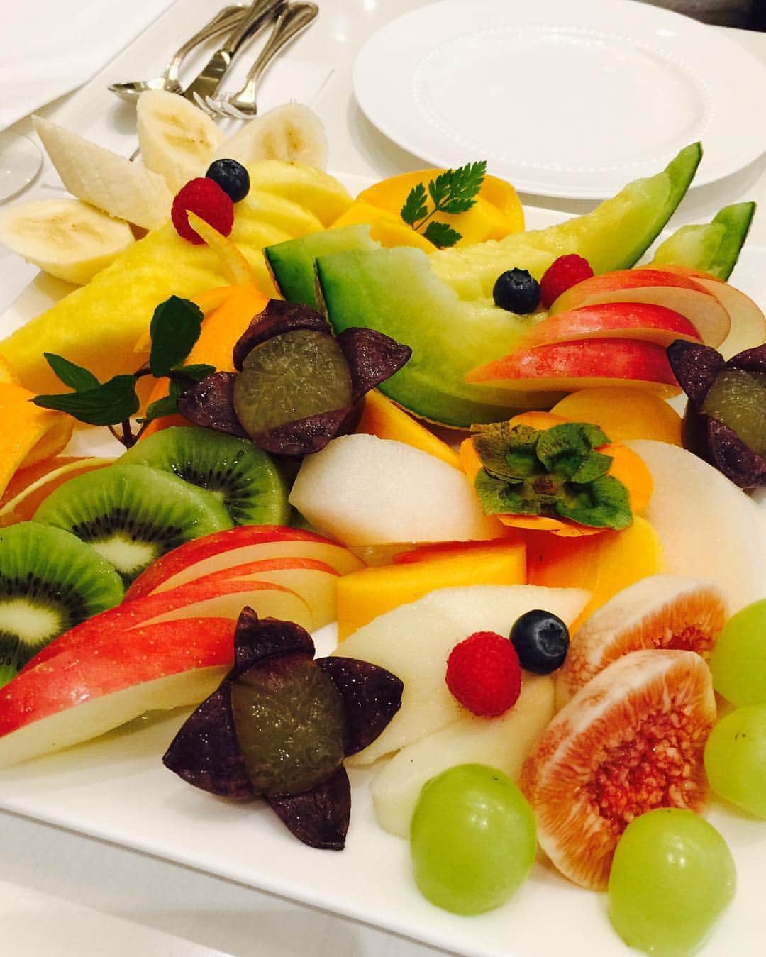 のインスタグラム：「千疋屋のフルーツ😋最高♡#千疋屋総本店 #フルーツ盛り合わせ」