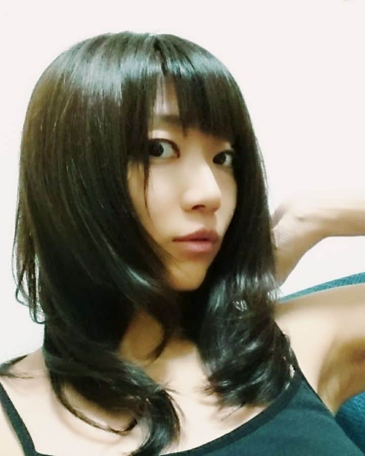 藤田昌代のインスタグラム：「正直もとが長いからあんま差がわからないんだろうけど、髪10センチくらい切って色も変えたの。 旦那気付くかなーと黙ってたら、なぜか四時間くらい経過した頃に「前髪切った？」。 前髪も切ったけど、そこじゃねーよヽ(；∀；)ﾉ」