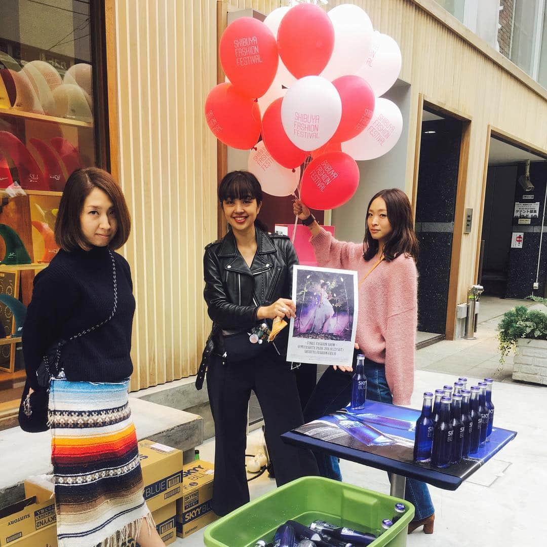 野尻美穂のインスタグラム：「今日はシブフェスだよーぃ🎈🎈🎈 #シブフェス #BEAMS #pilgrimsurfsupply #濱中さんと柳さん #風船 #5000円当たったよ」