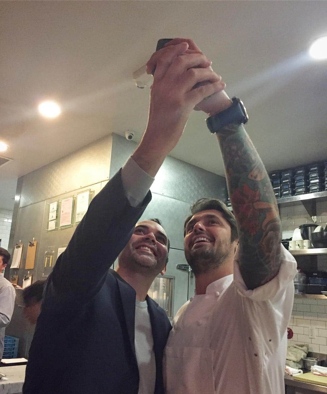 DOMINIQUE ANSEL BAKERYさんのインスタグラム写真 - (DOMINIQUE ANSEL BAKERYInstagram)「This guy! Finding the best #selfie angles with @chefludo last night after a wonderfully creative meal @troismecla. #anselfie #🇫🇷 #LA」10月23日 2時01分 - dominiqueansel