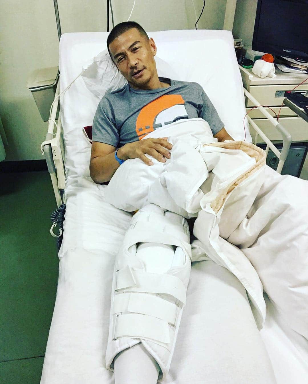 平山ユージさんのインスタグラム写真 - (平山ユージInstagram)「手術をして24時間経過し、かなり痛い…前十字靭帯の移植手術、そしてかなり傷んでいたのが半月板だった。う〜〜うずくざんす😅😅😅 #acl #meniscus #surgery #now #painfull」10月22日 18時29分 - yuji_hirayama_stonerider
