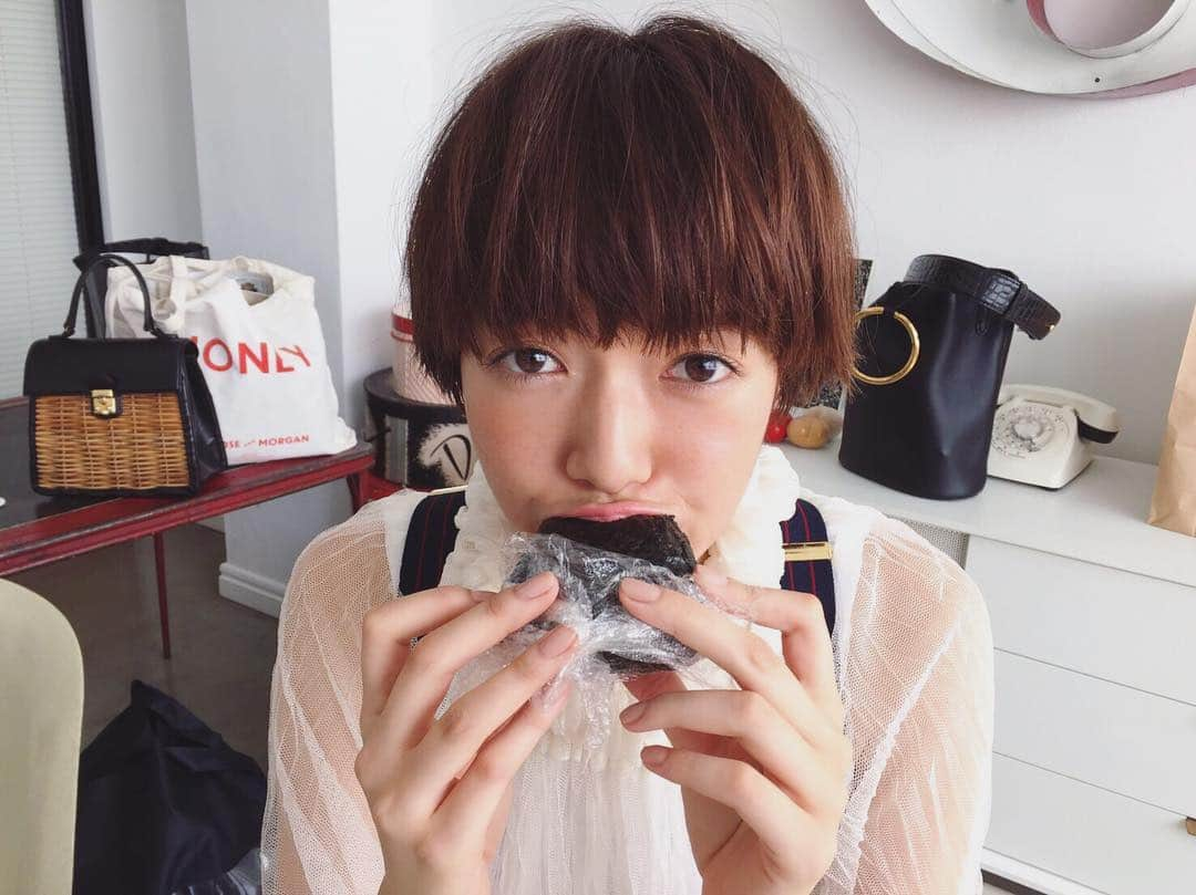 佐藤栞里さんのインスタグラム写真 - (佐藤栞里Instagram)「勝負の日は必ず食べてきた母の味🍙 #ちゃまてばこ#ちゃま語り#街で声をかけてくれる方やお世話になっているスタッフさんに#親御さんはどんな人なの？#と聞かれることが多く#もし知りたいと思ってくれる人がいるのならと#佐藤家親子対談をさせてもらいました☺️💓#26年間一緒に過ごしてきた家族だから#自分にとっては当たり前の出来事も#みんながおもしろいと思ってくれたら嬉しいです🤗#この対談に向けて#幼少期のビデオを見ながら毎晩思い出の記憶を確かめ合いました😳笑 #初めてのことだったので少し恥ずかしかったけれど#大切な時間になったよ☘✨#ちなみにこの写真は表紙撮影の日のもので#母が作って持たせてくれたおにぎりを食べて頑張りました✊🏻❣#気持ちのこもった朝ごはんは#たとえ冷めていてもあったかいよね☺️#発売まであと6日☺︎」10月22日 22時15分 - satoshiori727