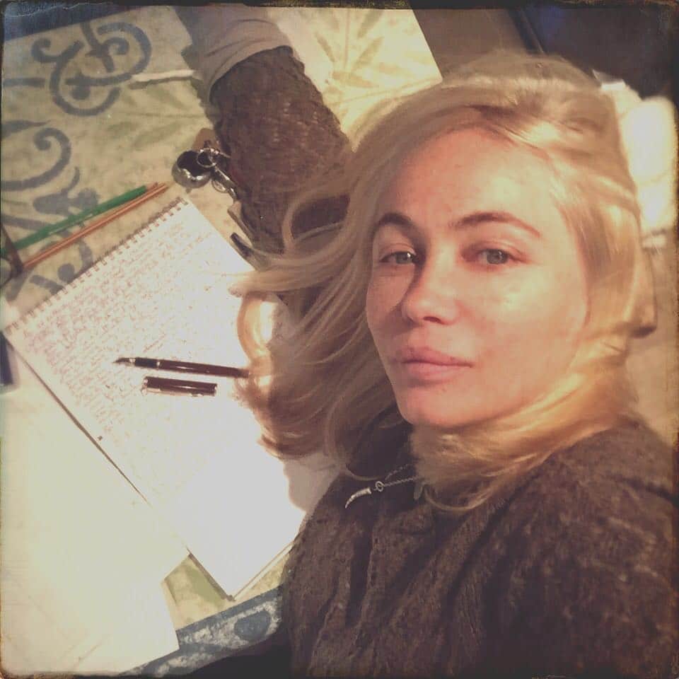 エマニュエル・ベアールのインスタグラム：「#studiousweekend  #learningmylines #theater #play #tns  @tns_strasbourg  @christophe_pellet 👍👍👍#contemporaryauthor」