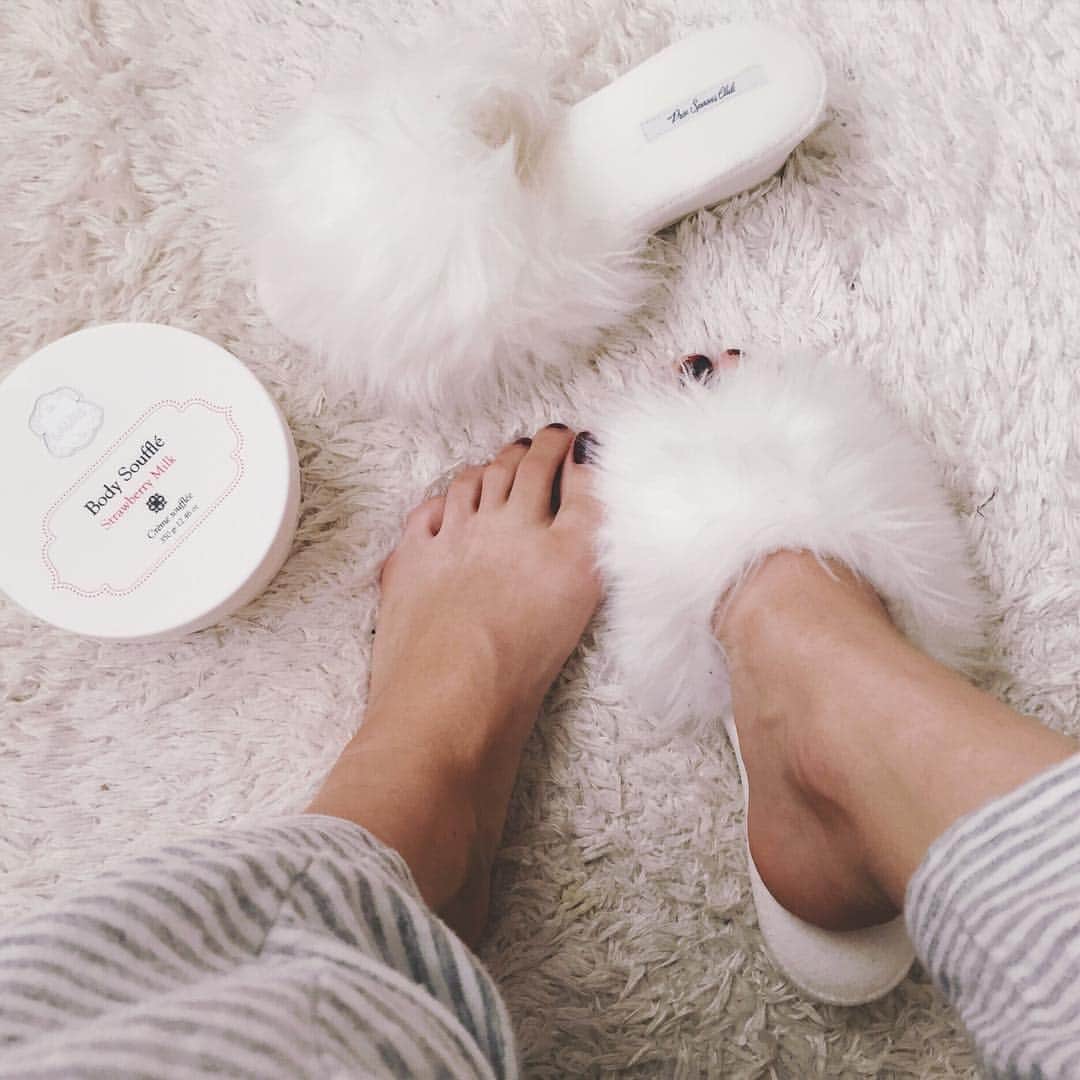 月島桃花のインスタグラム：「. Favorite room shoes 💘 ohayo〜☀️ ラリンのストロベリーミルクの甘い香りに癒されながら ごーろごろ幸せ日曜日。Gymいきまっか💪 #PrivSpoonsClub #HappySunday #上京祝い#大事に使っています ❤︎❤︎ ... #sweet #スウィートインスタ」