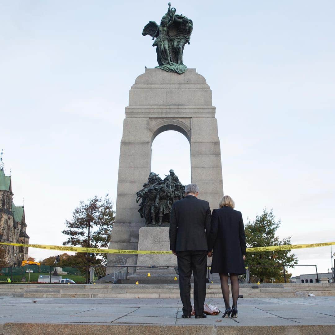 スティーヴン・ハーパーのインスタグラム：「On October 22, we remember Warrant Officer Patrice Vincent and Corporal Nathan Cirillo.  En cette journée du 22 octobre, nous nous souvenons de l'adjudant Patrice Vincent et du caporal Nathan Cirillo.」