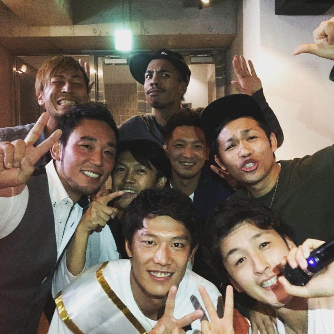 岩嵜翔のインスタグラム：「たくさんの人に誕生日をお祝いしてもらいました^ ^27歳も良い年に‼️ #1021#写真に写ってない人もたくさん#感謝」