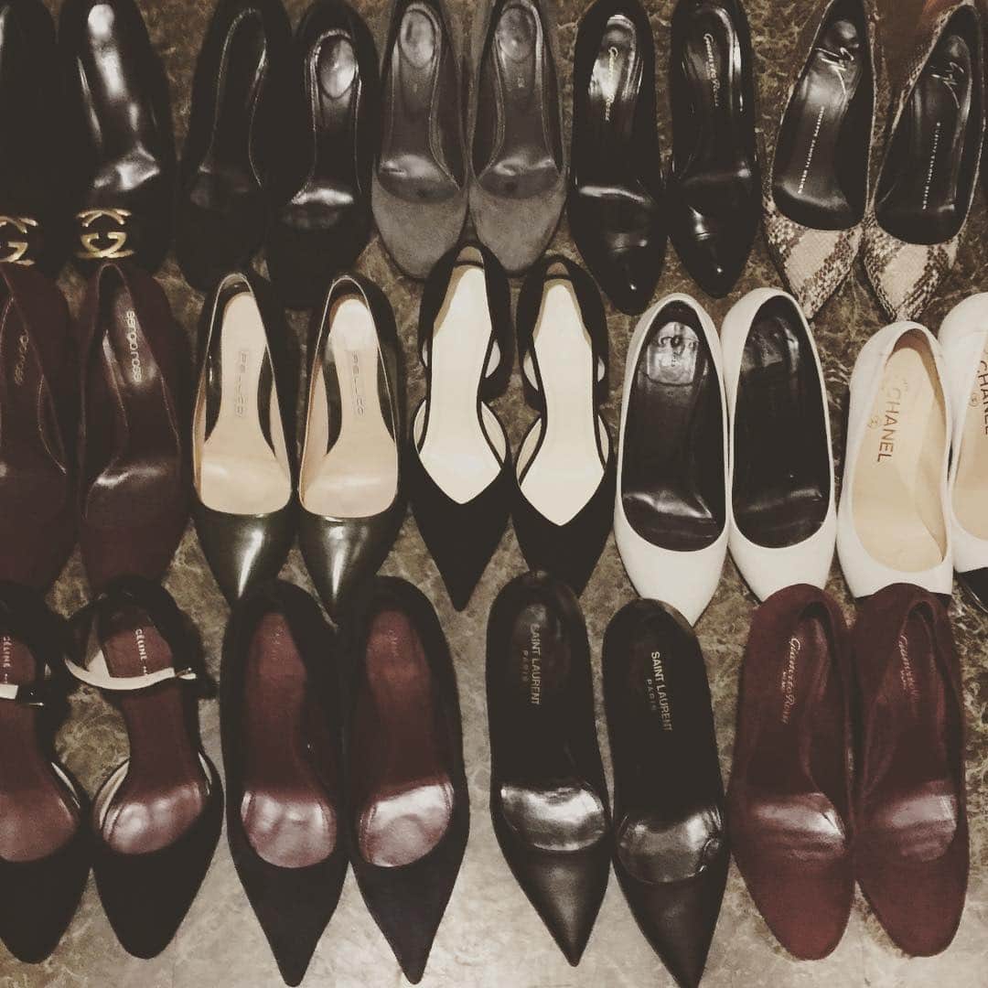 望月律子さんのインスタグラム写真 - (望月律子Instagram)「春夏から秋冬へ靴の入れ替え  #シンプルパンプス #断捨離とはほど遠い #だって全部素敵なんですもの #箱から出す度にときめくのです #神さま全部ちゃんと履きます #誓います☺︎」10月23日 15時35分 - ritsukomochizuki