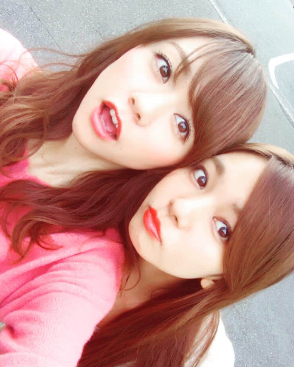 虎南有香のインスタグラム：「今までもこれからも 聞きたい事聞いて欲しい事 たぁぁくさん💗💗 沢山喋るけどすぐ黙る 笑 #双子 #にわみきほ #虎南有香」