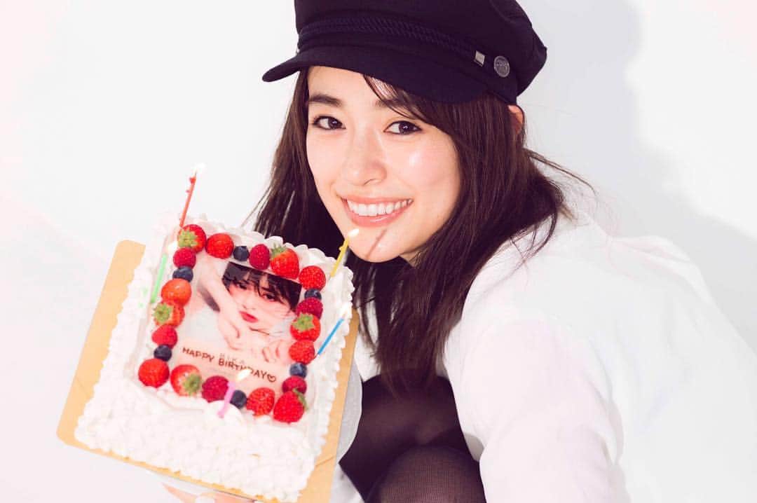泉里香さんのインスタグラム写真 - (泉里香Instagram)「MERYの現場でお祝いしていただきましたっ😻 ケーキに驚き‼️ スタイルブック「RIKA」の表紙のデコレーションだったのだ❣️ 感動っ😻 誕生日ってほんと嬉しい〜💓 ありがとうございます💖 #誕生月って最高だ💘 #もちろん顔食べました。 #キャンドルの色はやっぱりセーラームーン🕯 #birthday#1011#RIKA#happy」10月23日 16時40分 - rika_izumi_