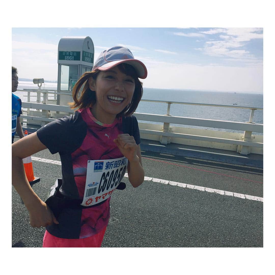 上村彩子さんのインスタグラム写真 - (上村彩子Instagram)「初フルマラソン！完走しました〜っっ  膝の痛みとの戦いが15キロほどつづきましたが、止まることはあっても歩かず走りきりました。  練習で25キロまで一回しか走ることができず不安なまま臨んだフルマラソン。何回も心が折れそうになるなか、千葉の美味しい食べ物、優しい声援に助けられました。(最後辛すぎて泣いちゃいましたが笑)  記録は4時間38分14秒！頑張りました〜 一昨年走った、石井アナの記録もぬきましたよ！  明日のはやドキで少し様子がながれますが、30日(日)15:00〜のアクアラインマラソンの特番よかったら見てください💕  #アクアラインマラソン#千葉#千葉県出身#千葉ラブ #初挑戦#フルマラソン#脚痛い#筋肉痛#ランナー」10月23日 20時07分 - saekokamimura