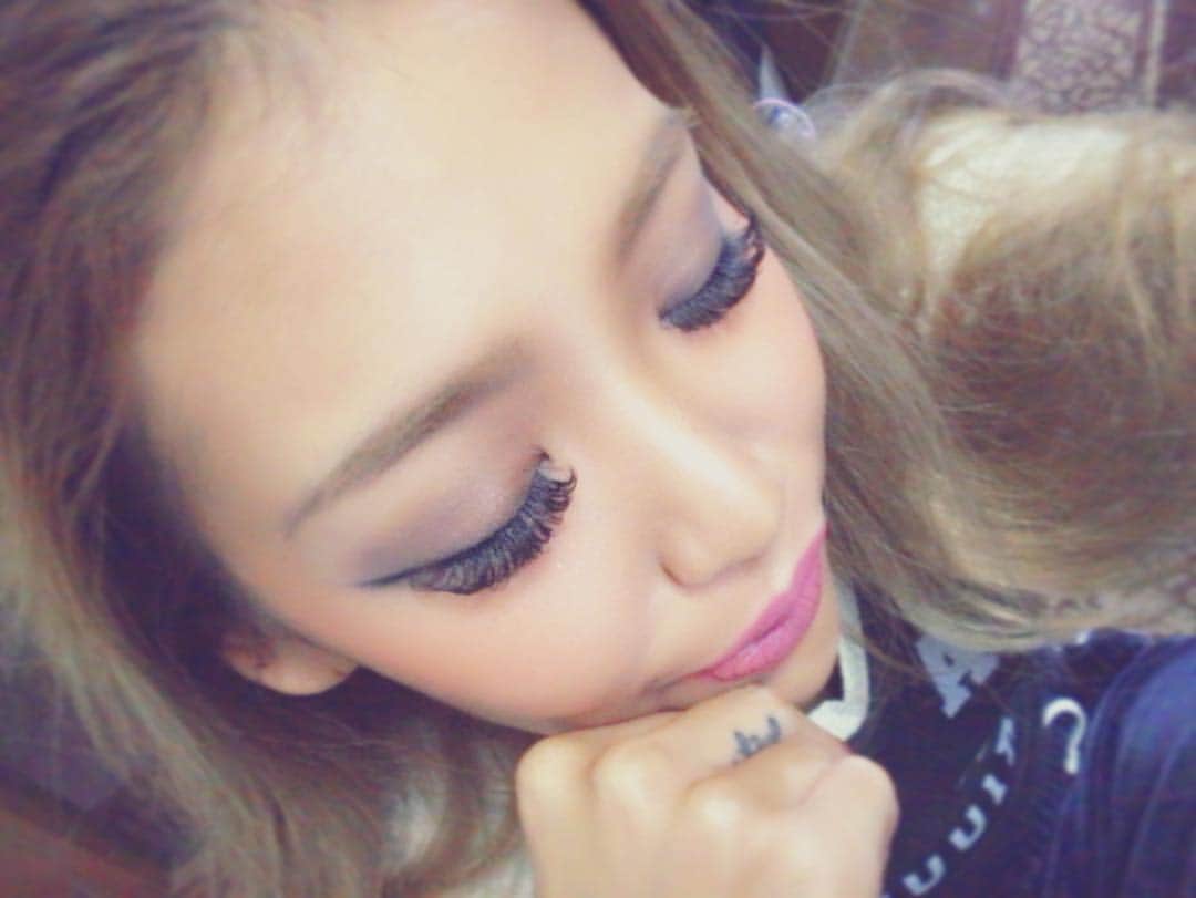 のインスタグラム：「👀 #TRUeyelash 今回付け足しでふさふさ🐰💭 目頭から目尻長めに12.13.14㎜ デザインはSEXYのDカールだよ👠 メイク早いし楽ちんなった🙆🏿✨ Thankyou💜 @trueyelash #eyelash #まつえく #マツエク #まつげエクステ #3dレイヤー #sexy #kogenatsu #焦げNATSU  #japanesegirl #asiangirl #makeup」