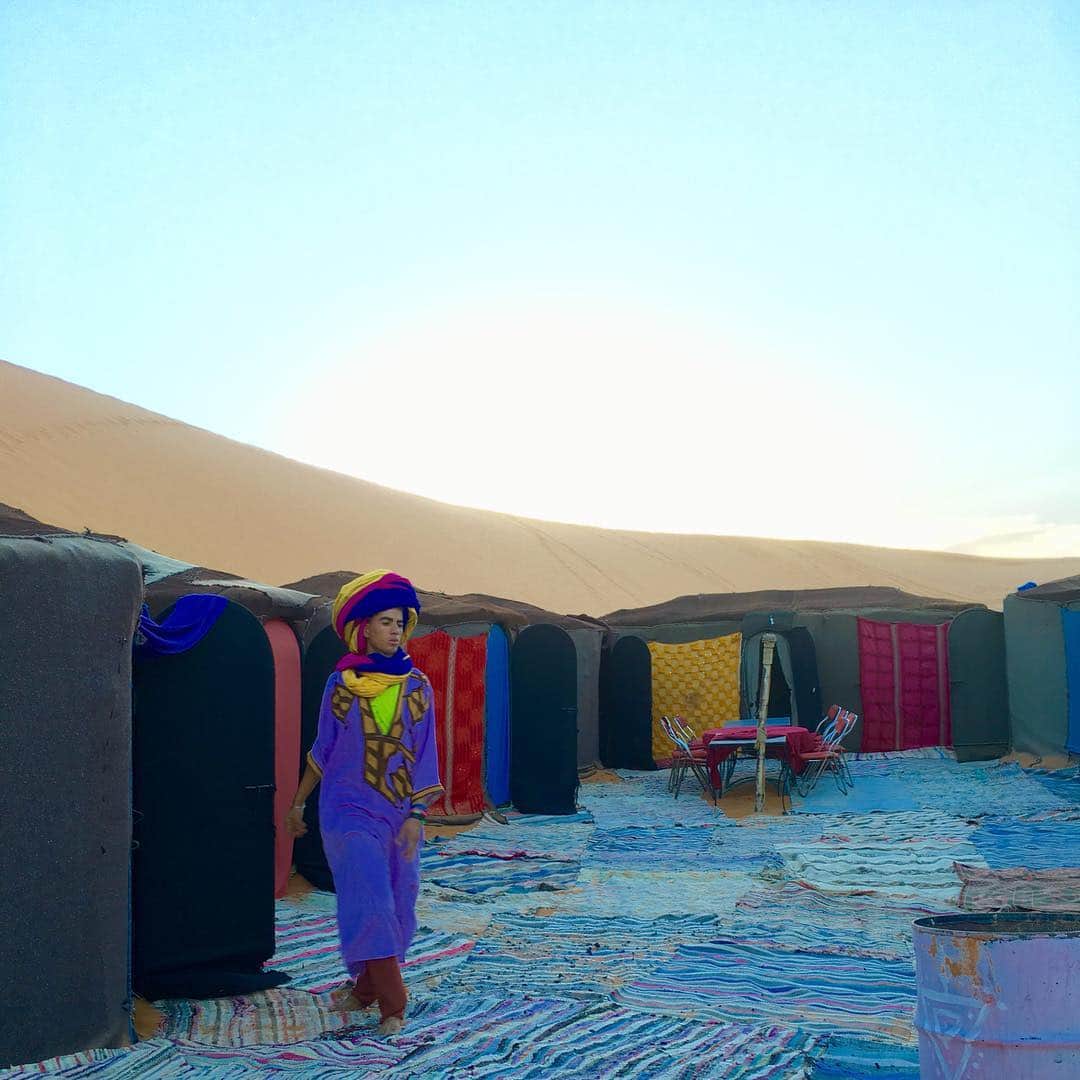 武智志穂さんのインスタグラム写真 - (武智志穂Instagram)「📍Sahara desert . この日の宿は、砂漠のど真ん中でのキャンプ🎪😍 Wi-Fiこそないものの、清潔で寝心地の良いベッドはもちろん、私たちのキャンプには水洗トイレもあったし、電気も通ってるし、想像してたのの数百倍快適でした！ . . #Morocco #モロッコ #🇲🇦 #Saharadesert #サハラ砂漠 #desertcamping #志穂sTrip」10月24日 0時02分 - shiho_takechi