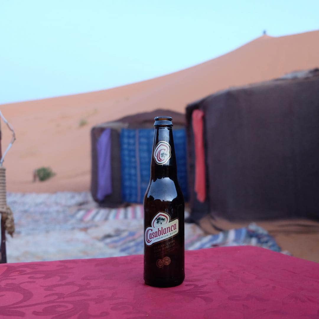 武智志穂さんのインスタグラム写真 - (武智志穂Instagram)「📍Sahara desert . モロッコ・カサブランカ産のビール🍺 さすがにキャンプにお酒は置いていないので、持参😋 砂漠のサンセットを楽しみながらビールが飲める日が来るなんて…✨ 最高の贅沢だ〜〜❤️ . . #Morocco #モロッコ #🇲🇦 #Saharadesert #サハラ砂漠 #desertcamping #志穂sTrip」10月24日 0時13分 - shiho_takechi