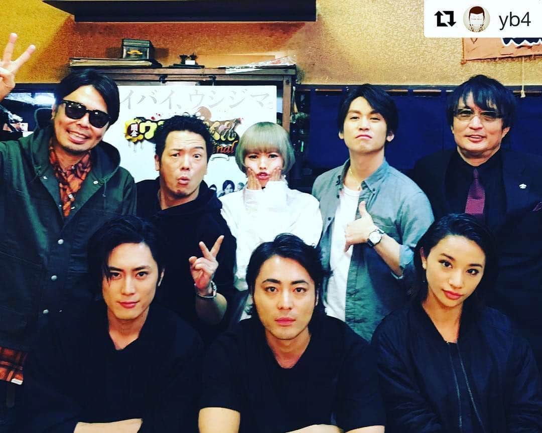 TVドラマ&映画『闇金ウシジマくん』公式のインスタグラム：「#Repost @yb4 with @repostapp ・・・ 【闇金ウシジマくん the Final】について書こうと思ったのですが…  このtheFinalで闇金ウシジマくんシリーズは終演を迎えるのですが…  昨日の10月22日より公開されたこともあり！  終わりの始まり…って考えると、まだ言葉に出来ないこともあり、やめました！ww  しかし【やべーぜTV】なら語れる！ww  昨日の放送をもちまして番組は最終回となったわけですが…  昨日の最大のハプニングは…放送現場のブレーカーが落ち！  終盤に一度いきなり番組の放送が、まるで強制終了したかのようになったこと！ww  何とか復旧して放送を続けましたが…  番組終了時間を約30分オーバーするという！  やべーぜTVの最終回に相応しいというか関係者の方々やニコ生のスタッフの皆さんに迷惑かけまくって終えました！  闇金ウシジマくんPart1から始まった！  やべーぜTVですが、酔っ払った勢いで孝之が歌って踊る回があったり、進行出来ないほど酔って放送後に記憶がなかったり、台本無視してやりたい放題な回もあり、バラエティ番組というかハプニング番組みたいでした！ww  しかし！見てくださった方々とスタッフの寛大な心で出演してくれた方々は楽しんでくれて放送後も笑いの絶えない番組でした！  放送回数は少なくとも長きにわたり見てくださった方々には本当に感謝です！  MCとは名ばかりの皆んなが居なければ成立しない番組でしたが楽しくやらせていただいた気持ちをここで伝えさせて下さい！ 「本当にありがとうございました！また別の番組かも知れませんが…もし！もしかして！何かの番組に出ることがありましたら、また見てくださる方々のお力にトコトン甘えて楽しみたいと思いますので、その時が来たらヨロシクお願い致します！沢山の愛のあるコメントもありがとうございました！」 ☆*:.｡. o(≧▽≦)o .｡.:*☆ 写真は皆んなが載せてる写真と…ちょっとだけ違う写真を載せてみました！  違いがわかりますかな？ww」