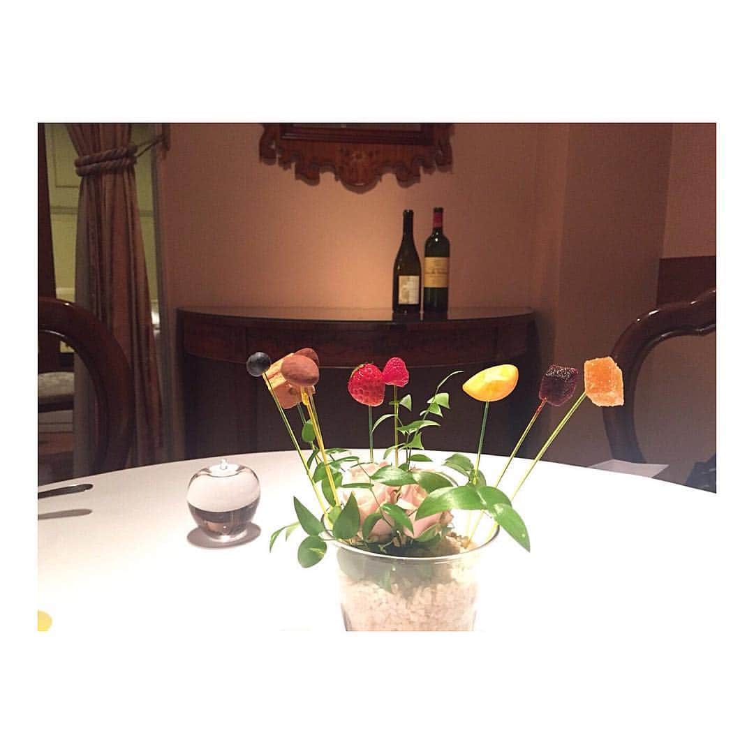 加賀美早紀さんのインスタグラム写真 - (加賀美早紀Instagram)「デザートも可愛くて美味しかったんだけど、奥の二本のワインが美味しすぎて。 #写真どちらが上手に撮れるか #勝負 #負けた #ワイン遠すぎ #見えない * #代官山 #french #dinner #pic」10月24日 10時03分 - kagami_saki