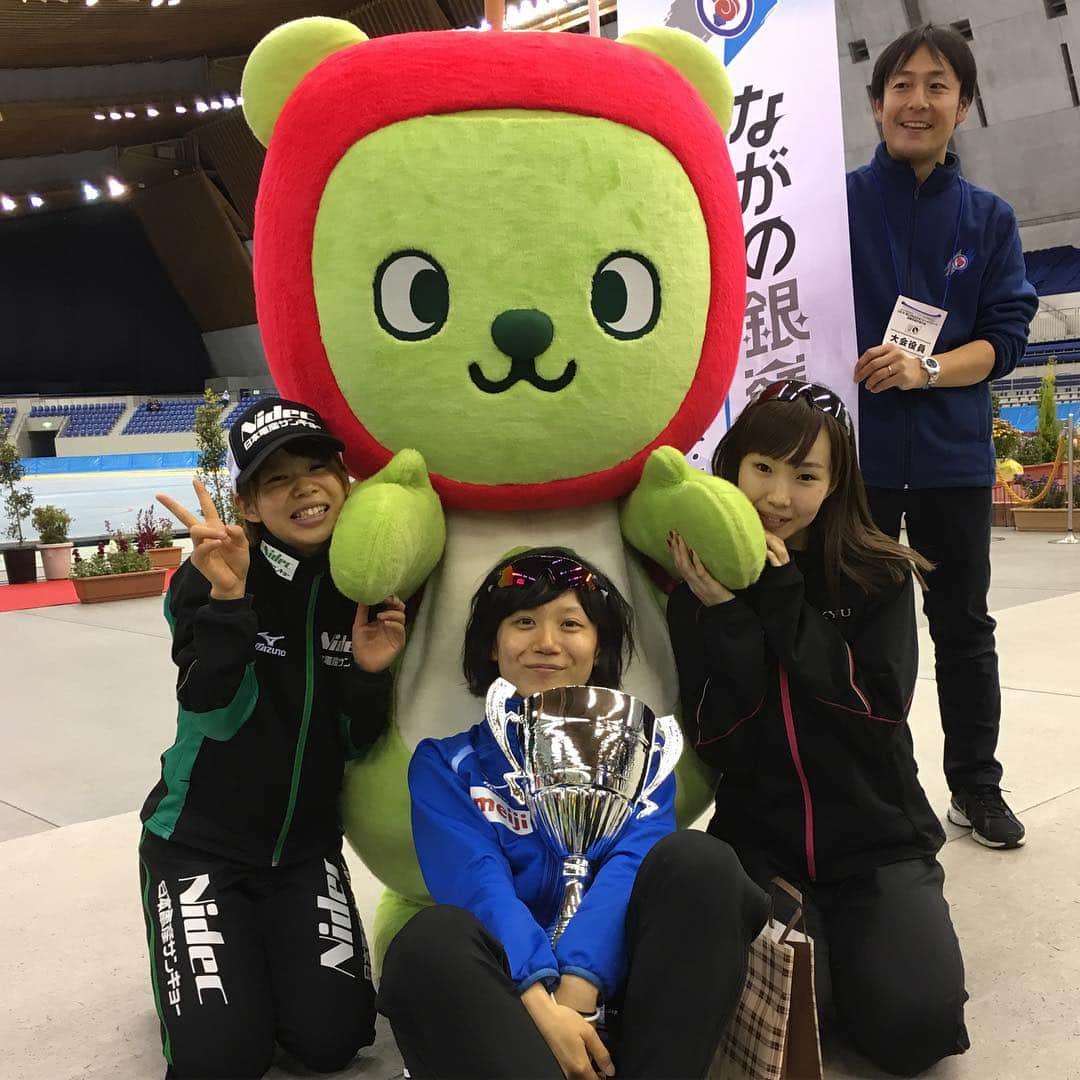 高木菜那さんのインスタグラム写真 - (高木菜那Instagram)「開幕戦終わりました。ここからが勝負なので頑張っていきます！今シーズンもよろしくお願いします(^^)アルクマちゃんとチームパシュート3人組で♫ #スピードスケート #あるくま #mwave」10月24日 10時37分 - nana.takagi