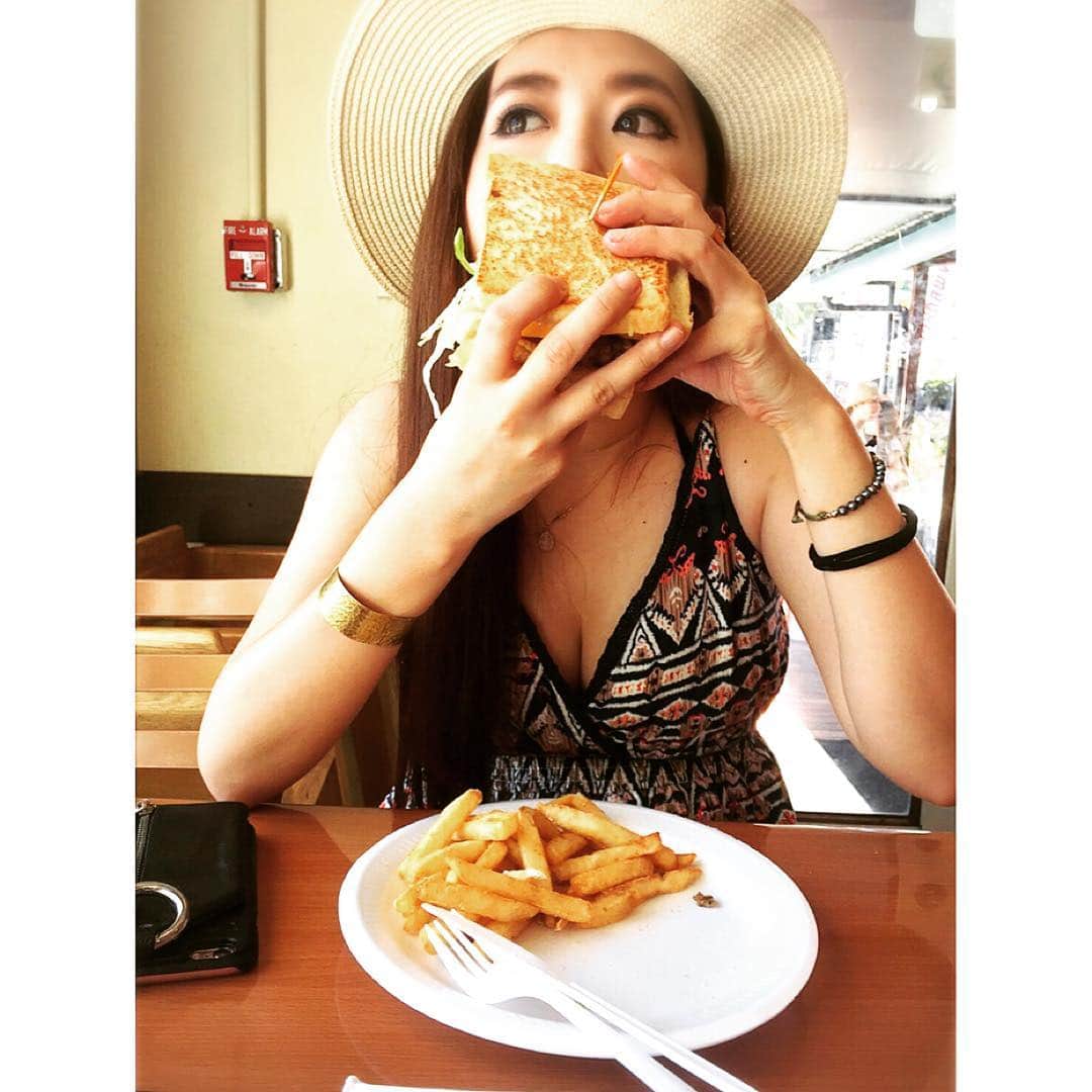 山中絢子のインスタグラム：「メスクラドスの美味しいハンバーガー😂🍔🍴💝 #guam #guamphotographer #unitedstates #lunch #humberger #mesklados #tasty #love #vacation #birthdaytrip #グアム #アメリカ #アメリカンビーフ #ハンバーガー #メスクラドス #バースデー #三十路 #強いWiFiみつけたぞ #グアム大好き❤️」