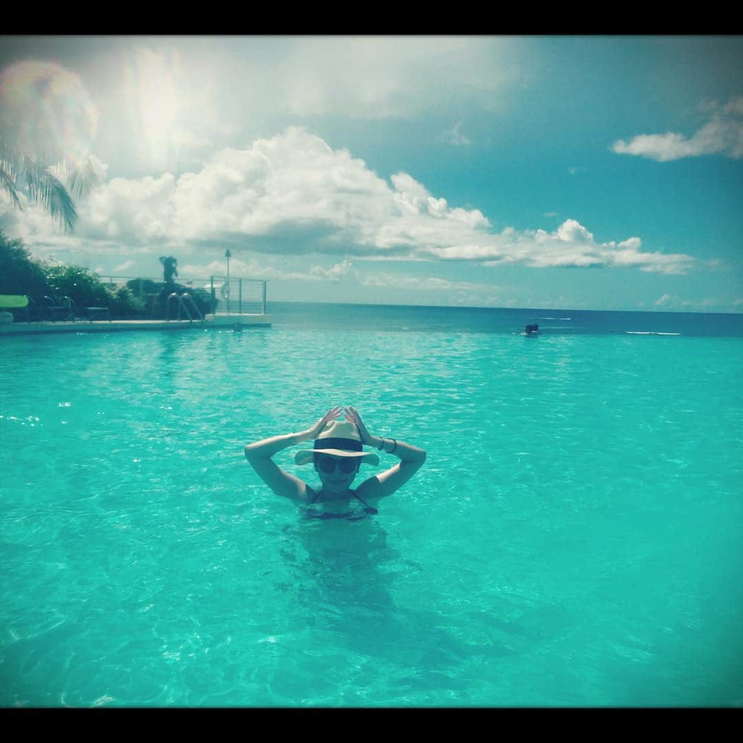 山中絢子のインスタグラム：「POOL😚🐬 #guam #guamphoto #unitedstates #guamreefhotel #pool #oceanview #birthdaytrip #love #tunning #グアム #プール #海とつながって見えるプール #グアムリーフのプール最高✌️ #グアムリーフホテル #バースデー #三十路 #グアム大好き❤️」