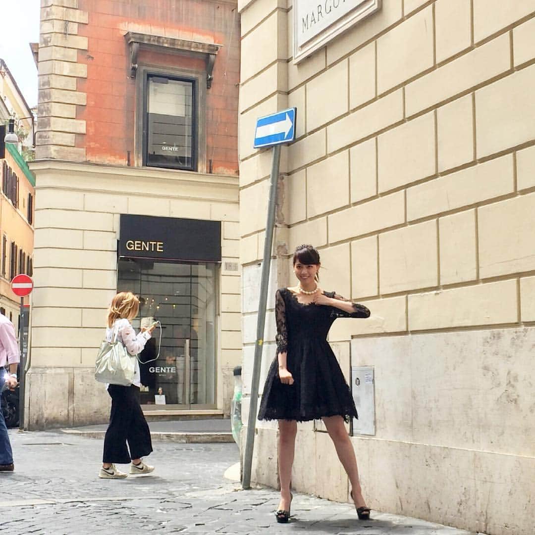 西野七瀬さんのインスタグラム写真 - (西野七瀬Instagram)「イタリアに到着。さっそく黒いドレスに着替えて、ローマの街へ。そして、西野さんの念願だった「ジョジョ立ち」に挑戦です。どのキャラのジョジョ立ちかわかりますか？ #西野七瀬 #風を着替えて」10月24日 13時34分 - nanase_kazewokigaete
