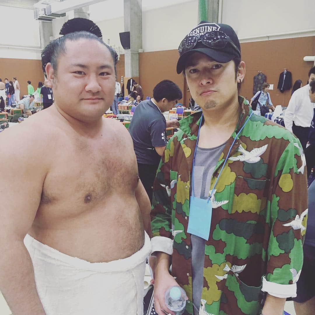 琴恵光充憲さんのインスタグラム写真 (琴恵光充憲Instagram)「この間大親友と写真撮ったやつをペタ。 隣すげーかっこいいのに私