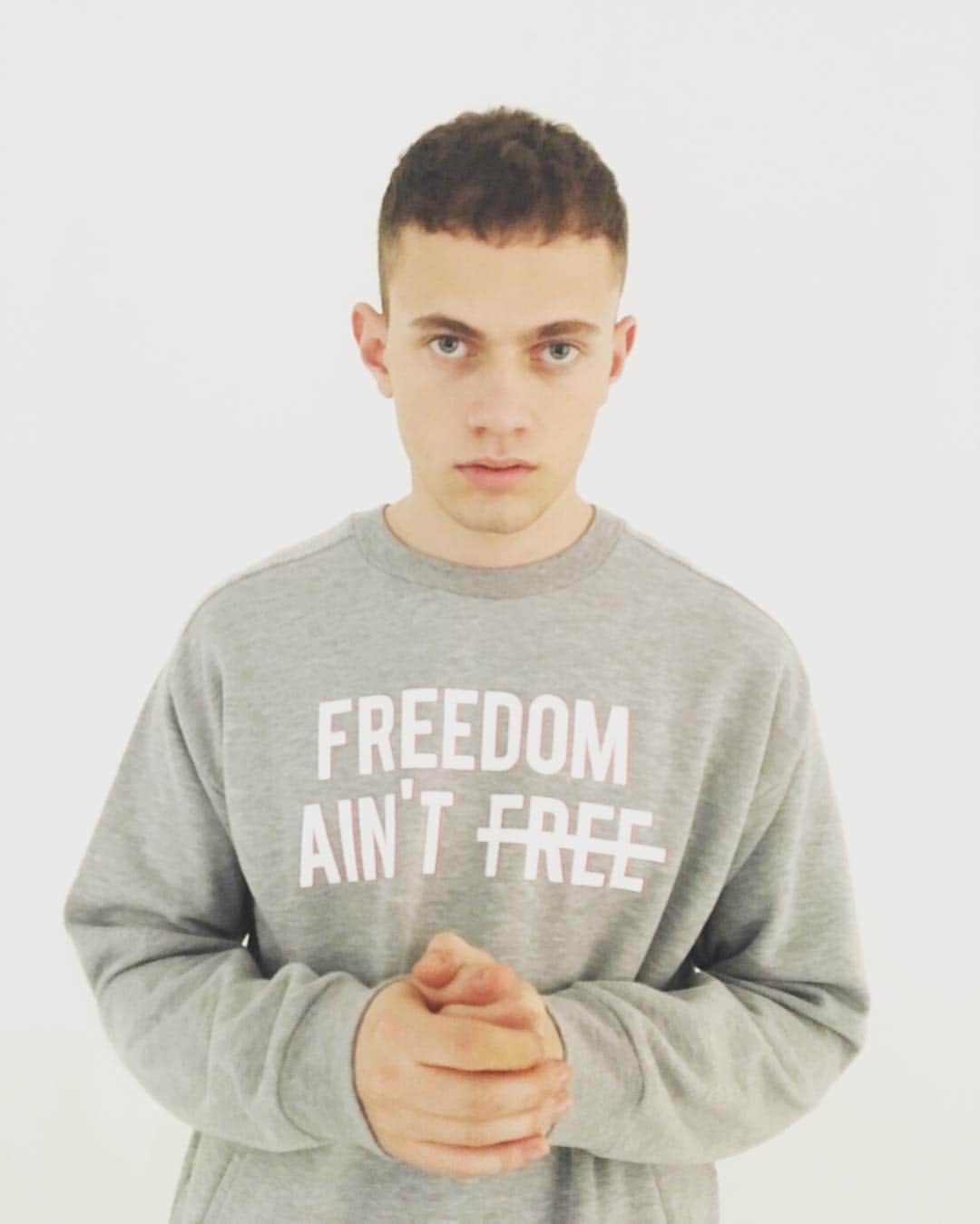 SHARED_OFFICIALのインスタグラム：「-NEW ITEM- FREEDOM AINT FREE SWEAT PO ¥5,900+tax (11月発売)  #emoda_shared  #shared #unisex #shooting」
