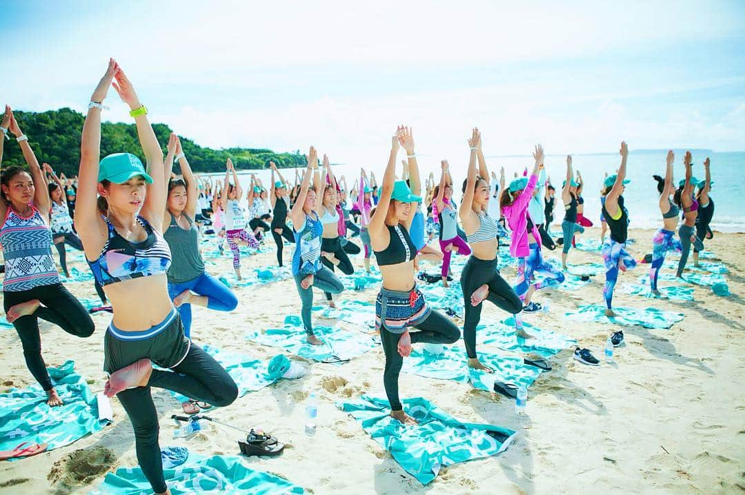 齋藤美波のインスタグラム：「✴︎ YOGA🌞 リラックスのもあればハードなのも... 日々育児のおかげで体バキバキガチガチ 笑 けど、思ったよりも出来て嬉しい❤️ そしてビーチヨガ最高🌺 波の音と太陽となびく風の音。 自然そのものを五感を使いながら 体を伸ばしていく。 気持ちよかったな〜 ・ ・ #沖縄#カンナビーチ#ランサップヨガ#ランニング#サップ#ヨガ#ヘルシー#ビューティー#スポーツ#アクティブ#ガールズ#ROXYrunsupyoga2016#running#sup#yoga#helthy#beauty#natural#sports#active#girls#roxy#roxygirl#roxysnow#happy#today#beach#sea#sun#okinawa」