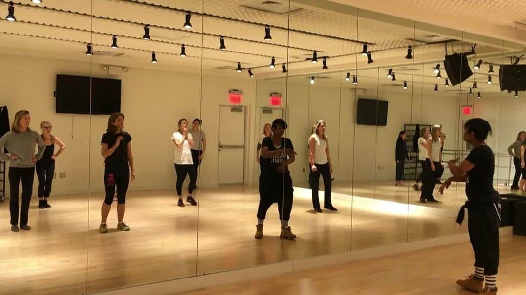 キャロライン・ケネディのインスタグラム：「Getting into #Formation--working on my moves with #projecttaro's instructor in NYC. 私もPROJECT TAROの皆さん @ayumu_ny_mars @ma66ssaa33に倣ってNYC￼🗽🇺🇸で #武者修行 しました👊 #BroaderView」