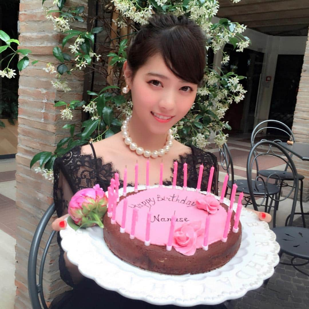 西野七瀬のインスタグラム：「スタッフからのサプライズで、数日後に迎える西野さんの誕生日（5月25日）を祝いました。 #西野七瀬 #風を着替えて」