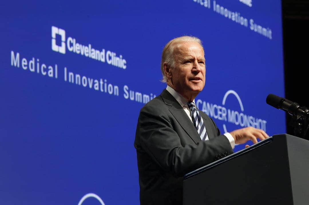 ジョー・バイデンのインスタグラム：「“For a non-scientist like me, I find it absolutely incredible and exciting what you’re all working on.” —Vice President Biden talking about cancer research with the CEOs, investors, entrepreneurs, researchers, doctors, and experts at the @ClevelandClinic Innovation Summit」