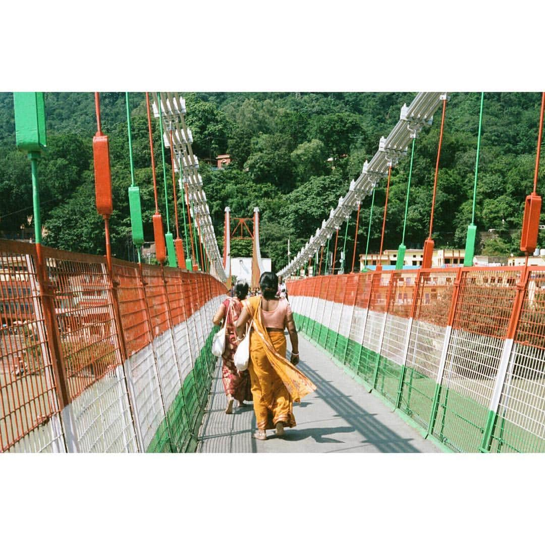 玄里さんのインスタグラム写真 - (玄里Instagram)「🇮🇳×🇮🇹... #myfirstindia #pentax #film #ラクシュマンジュラー #bridge #भारत」10月1日 13時39分 - hyunri__official