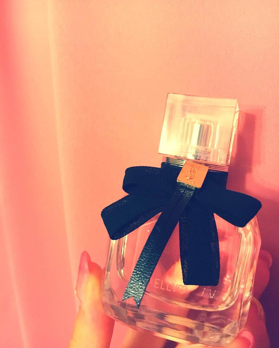 エリーのインスタグラム：「thanks @yslbeauty 💋 新しい香水 #monparis テーマは"恋の絶頂"❤️❤️ ボトルにネームを刻印して頂きました♡ 凄くいい香り♡  #yslbeauty #yslbモンパリ」