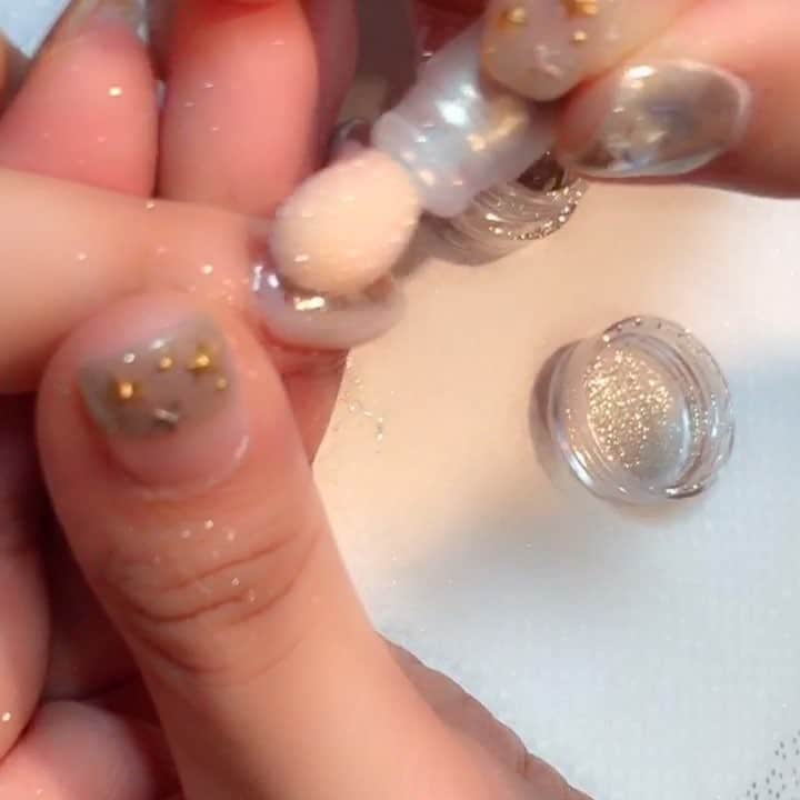 湯浅喬子のインスタグラム：「初の #ミラーネイル 💿🌿 #cherish#new#nails#mirrornail」