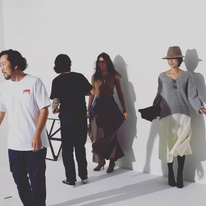 中津悠希のインスタグラム：「今日の撮影も、みんなで楽しく無事終了。こんな感じで撮影しました📷✨ @saki313apo @tamikokonuts 同じポージングで可愛い💋12月号もぜひご覧になってください👗💕 #classy #magazine #shooting #classymagazine #クラッシィ」