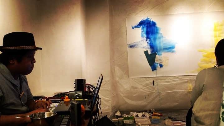 のインスタグラム：「音楽とArt🎨🎵✨ 姉の友人であるアーティスト #金子真理絵 さんと、彼女の兄 #金子由布樹 さんのパフォーマンス✨ . 音を感じながらどういう風に絵ができていくのか、楽しく見させて頂きました✨🎵 . #art #gallery #ginza #tokyo #japan #ギャラリー #アート #performance #パフォーマンス #beauxarts」