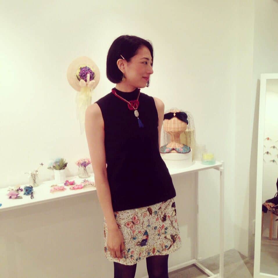 雨宮まみのインスタグラム：「「これだ！」って顔してるとこ。結局このネックレスを買いました。展示販売は明日まで！ #lamedalico」
