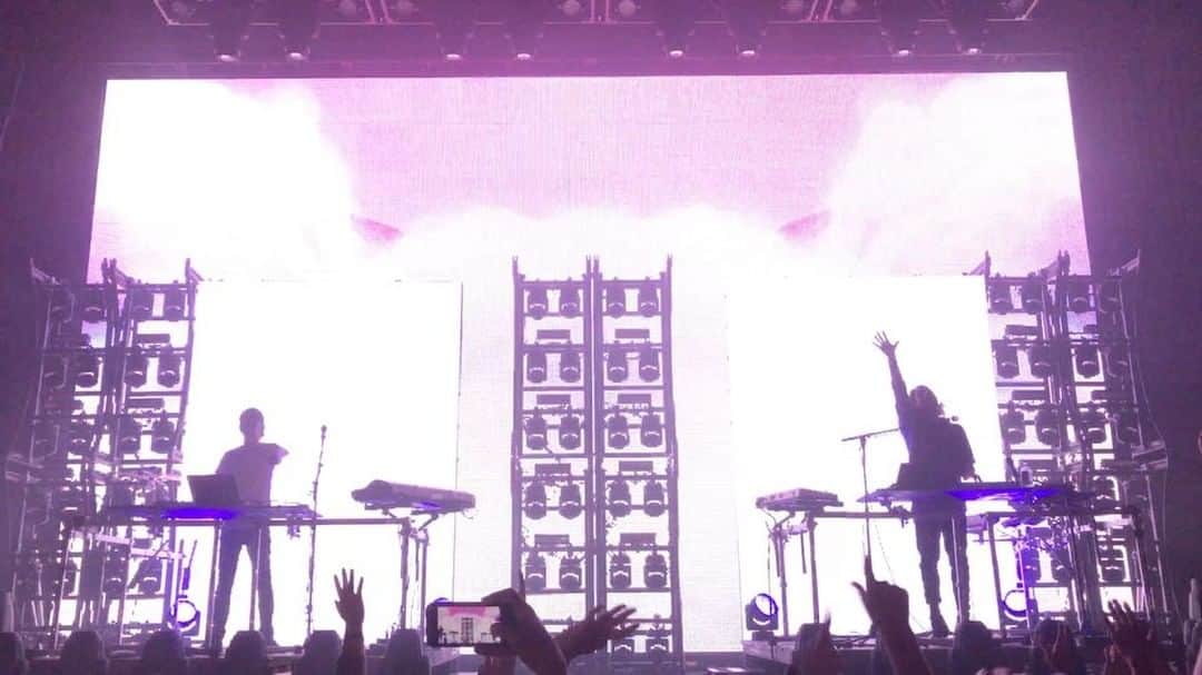 チャンドラー・リッグスのインスタグラム：「so sick to be among the first to see @porterrobinson and @madeon's shelter tour」