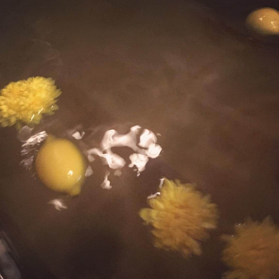 風間ゆみえのインスタグラム：「ようやく私の耳に秋の虫の鳴く声が届いた。 4:12am 時差ぼけのようで、暗闇の中ぱっちりと目を開いて、浮かんでいるような四角い天窓を見ている。彼のとなりはやっぱり心地よい。  10月1日 結婚6年目になりました。 パリでは何となくお祝いにと、イタリアメイドのきれいないろのグラスをふたつ買いました。 毎年決まって何かを買っているわけではないのですが、思いつきです。 ありがとうがたくさんありました。 出来る限り、気負いなく、程よい緊張感を残しながら、となりで笑っている妻でいたいです。  雨の日も晴れの日も、嵐の日も曇りの日も、健やかなるときも、病めるときも、愛せる、強く柔らかな女で在りたいと思います。 これからもよろしくお願いします。  2016 10.01  PS..... 写真は、29日母のバースデーに出かけた星のや京都での、レモンと菊の花を浮かべた湯。」