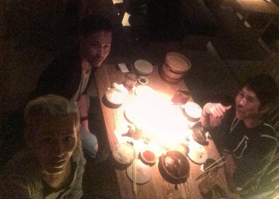 小林尊のインスタグラム：「同世代たっぷりトーキング。 great to hang out with friends of the same generation.  伝説のパンクランナー #徳本一善 🏃💨💨💨 褐色の弾丸 #マイケル高橋 #小林尊」