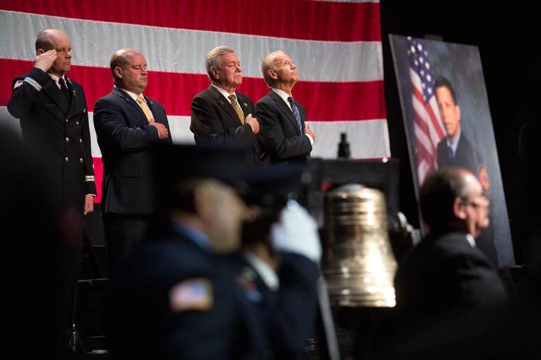 ジョー・バイデンのインスタグラム：「“I believe America is going to continue to be defined by men like Christopher and Jerry, and women as well. They never doubted the danger they faced. No one of you who wear the uniform misunderstands the danger you face.” —Vice President Biden at a memorial in Delaware for Lieutenant Christopher Leach and Senior Firefighter Jerry Fickes, two fallen firefighters」