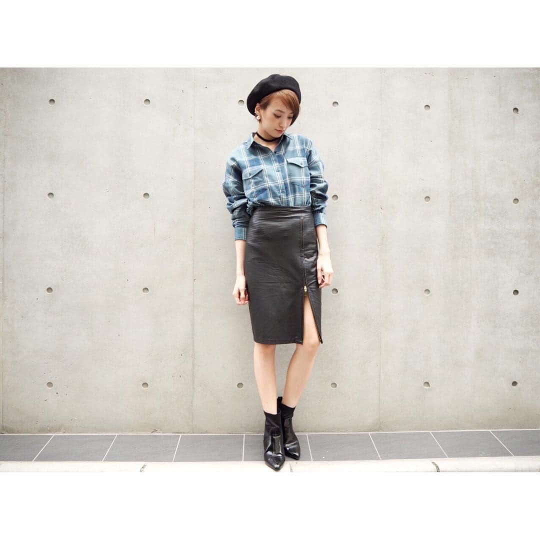 南明奈さんのインスタグラム写真 - (南明奈Instagram)「私服♪ チェックシャツ#moussy スカート#landsofeden 靴#murua ベレー帽#sly  数年前に買ったレザースカートやっと出番きた‼︎ #ootd #outfit」10月2日 21時53分 - akinaminami