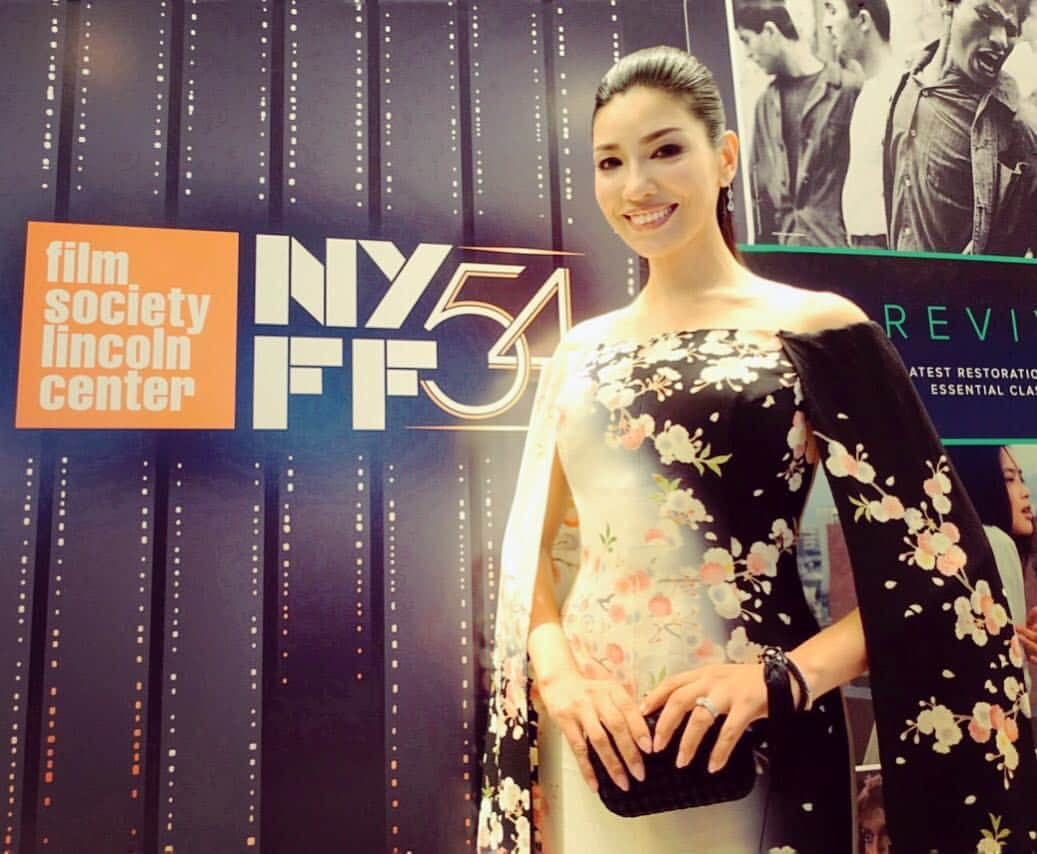 アンミカさんのインスタグラム写真 - (アンミカInstagram)「第54回NYFF〜ニューヨーク映画祭へ🎬着物ドレスの新作を着て👘 #オフショルダーの桜と紅葉の着物ドレス #黒地のグラデが細見え効果 #アメリカでとても人気で嬉しかった #万インターナショナル  パーティーバッグ #emilliopucci  #nyff #第54回 #model #ahnmika #fashion #夫婦旅行 #ny @theodore21118miller」10月2日 14時08分 - ahnmikaofficial