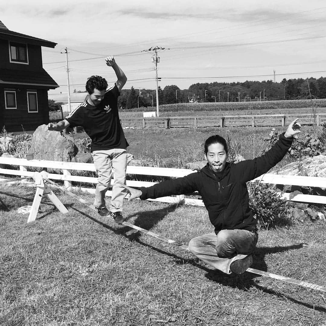 大杉徹のインスタグラム：「スノーボード元日本代表の國母和宏さん @kazukokubo のご自宅にスラックライン設置完了！Enjoy〜:)) #gibbonslacklines #kazukokubo #snowboard #slackline #slacklife #backcountrysnowboarding #スラックライン #スノーボード #トレーニング #北海道」