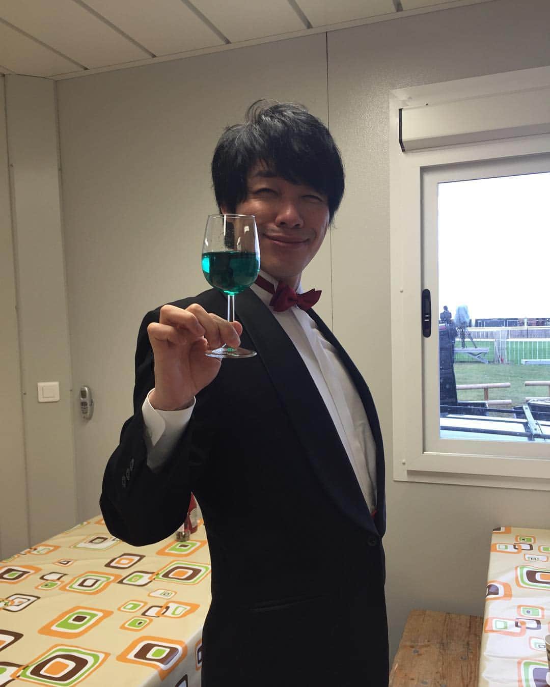 川島明のインスタグラム：「フランスのシャンティイ競馬場より。  #マスコミ用の楽屋に置いてあった謎のドリンク #グラスに注いでシルブプレ #リステリンの味しかせん #飲んでるの見て海外のメディアが笑ってる #ほなこれリステリンやないか #このグラス持ってウロウロ外を歩いてると #みんな笑いながらついてくる #なんやこれ  #おもしろフォレストガンプ」