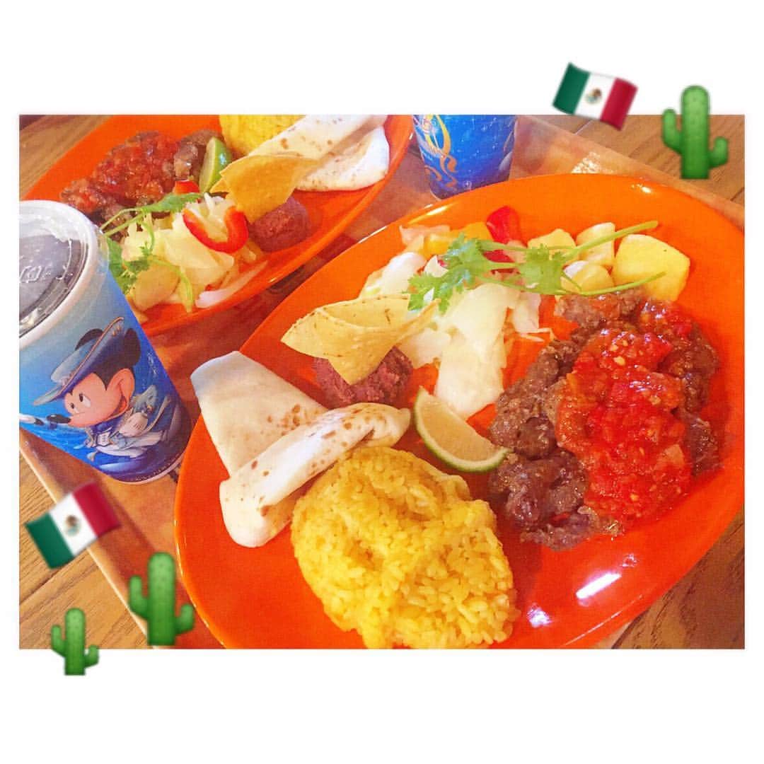 あいにゃんさんのインスタグラム写真 - (あいにゃんInstagram)「ディズニーシーのミゲルズ・エルドラド・キャンティーナでメキシコ料理が食べられるの🇲🇽🌵💕🌮めちゃくちゃ美味しくてお気に入りなので行って見てね✌️💕よく見るとごはんがドナルドになってる可愛いプレートなのです(ﾟ∀ﾟ)✨✨✨ #disney #disneysea #tokyodisneysea #tokyodisneyresort #Mexico #tacos #tortilla #yummy #Favorite #ディズニー #ディズニーシー #ミゲルズエルドラドキャンティーナ #メキシコ料理 #美味しい #オススメ」10月2日 18時19分 - ainyan_0302