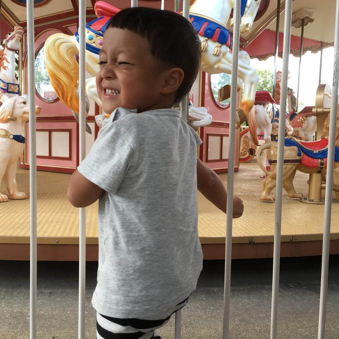 sar711764さんのインスタグラム写真 - (sar711764Instagram)「Amusement park🎪 #次男#３歳#遊園地#メリーゴーランド#アホなぐらい乗る」10月3日 0時15分 - sar711764