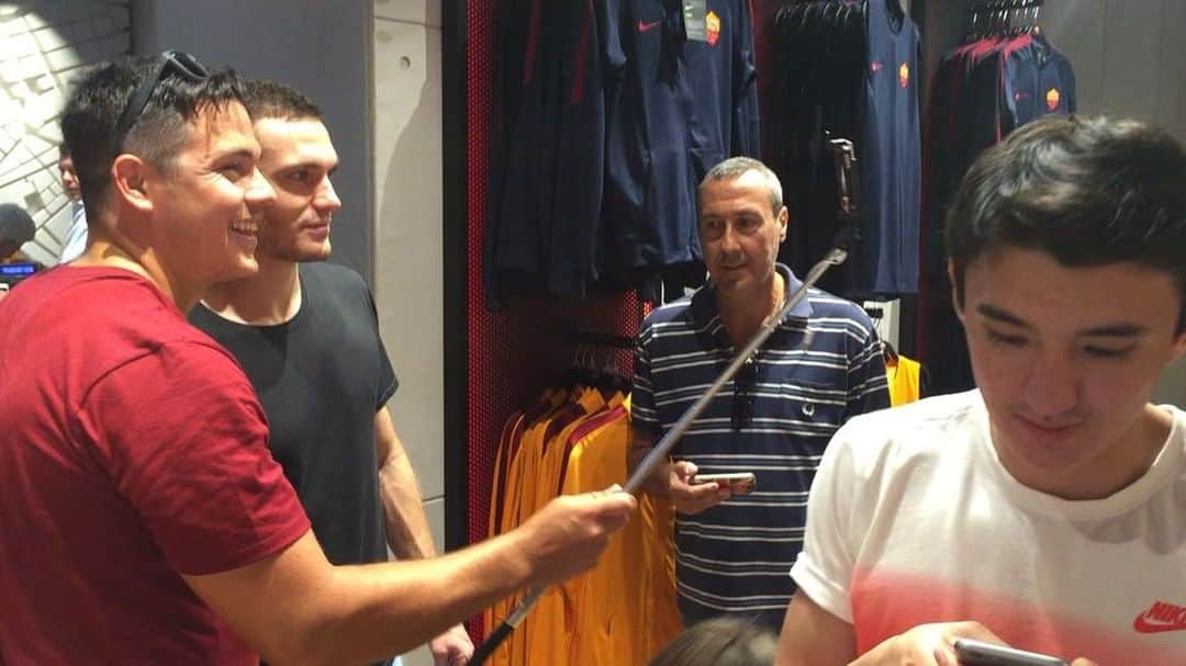 トーマス・フェルメーレンのインスタグラム：「Nice to meet the fans at the @officialasroma shop! 😎」