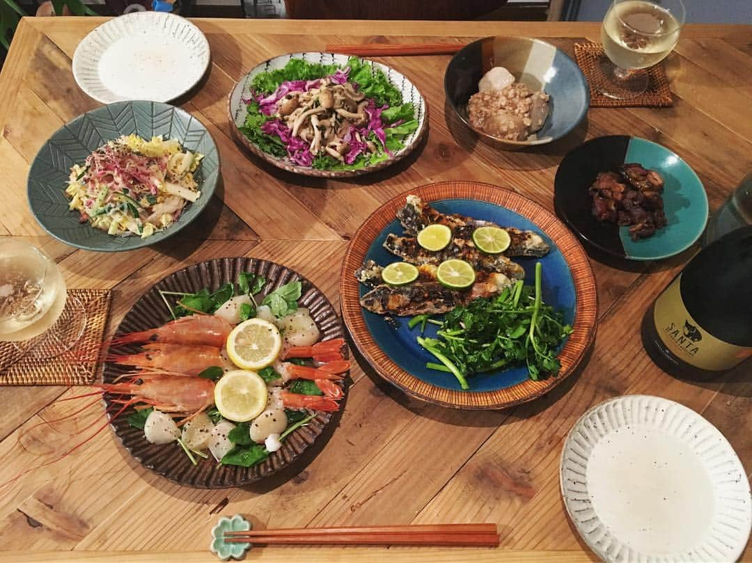 高山都さんのインスタグラム写真 - (高山都Instagram)「おかえり敦子 @blenda0305 の今夜飯。 ダッシュで準備したけど、帰りに寄ったお魚屋さんでの収穫で白ワイン日和な献立に。 ツナと白菜の春雨サラダ 里芋と鳥挽肉の煮物 サンマの異国風ソテー  アンチョビバターきのこ 赤エビとホタテのカルパッチョ インスパイア from @yukiya1227 #幸也飯 お土産の鳥炭火焼 久々ではないはずなのに、喋ること沢山すぎて、時間があっという間だった。 あつこ、いつもありがとう❤︎ #みやれゴハン #ふたりめし #乾杯 #晩酌 #くらし #うつわ #おんなともだち #らぶ #家呑み #白ワイン」10月3日 0時35分 - miyare38