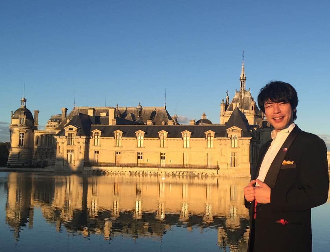 川島明のインスタグラム：「凱旋門賞を生で観戦できて最高でした。 日本の夢が叶う時までまた行きたい。  #夕暮れのシャンティイ城前 #タキシードを着ると #どうしてもロケの案内役感が出る #それではここで、問題です #て今にも言いそう」