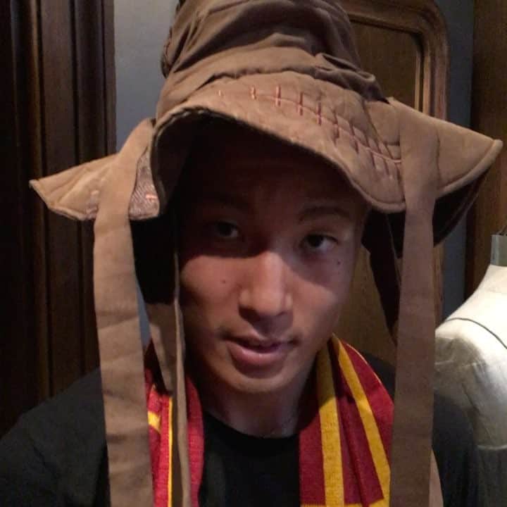 中谷進之介のインスタグラム：「組み分け帽子やってみた  #音大きくしてみてください #初USJ  #ホグワーツ入学しました #1人だけスリザリン希望」